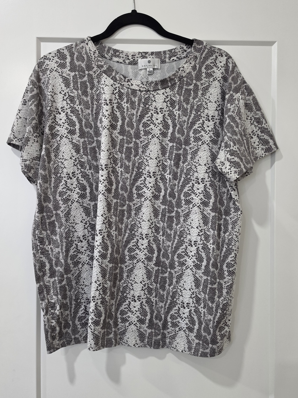 Socialite Snake Print Short Sleeve Top - Gray & White